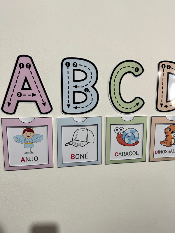 alfabeto de parede para imprimir, alfabeto infantil em PDF, alfabeto ilustrado para educação infantil, material pedagógico para alfabetização, alfabeto de parede colorido, recurso pedagógico em PDF, atividades de alfabetização para imprimir, decoração sala de aula educação infantil, painel alfabeto infantil, alfabeto completo ilustrado, letras do alfabeto para parede, material educativo infantil, atividades lúdicas para alfabetização, alfabeto para sala de aula, PDF alfabetização infantil, atividades educativas em PDF, kit pedagógico alfabetização, letras gigantes para imprimir, alfabeto para crianças, material escolar para professores, recurso didático educação infantil, atividades pedagógicas prontas, alfabeto educativo para imprimir, material lúdico para alfabetização, arquivo digital educação infantil, atividades escolares infantis, painel pedagógico alfabetização, alfabetização divertida, material para professores alfabetizadores, alfabeto de parede super lúdico, Alfabeto de Parede Super Lúdico e Interativo para Educação Infantil, Alfabeto Ilustrado de Parede em PDF para Alfabetização Infantil, Alfabeto de Parede Interativo para Sala de Aula – Educação Infantil, EI03EF09, EI03CG05, EF01LP04, EF01LP05, EF01LP10, EF01LP11